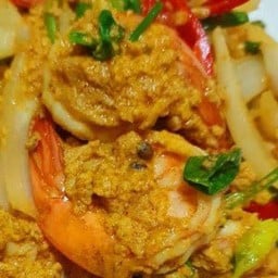 Stir Fried Shrimp With Curry Powder On Rice