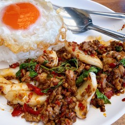 กะเพราปลาหมึก หมูสับ + ไข่เป็ดดาว