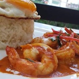 ข้าวราดฉู่ฉี่กุ้งสด+ไข่ดาว