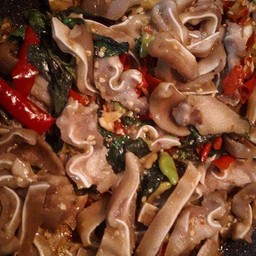กะเพราหน้ากากหมูพะโล้(กับข้าว)