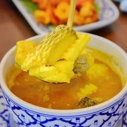 แกงเหลือปลากระพงยอดมะพร้าว