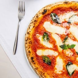 พิซซ่ามะเขือเทศและชีส