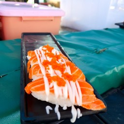 แซลมอนสดน้ำสลัด