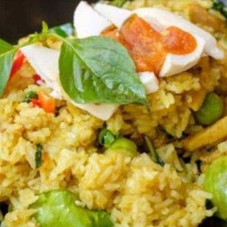 ข้าวผัดแกงเขียวหวานไก่ + ไข่เค็ม