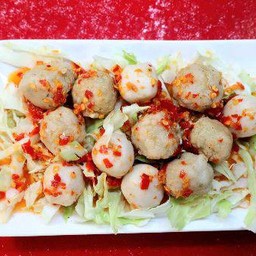 ยำลูกชิ้นรวม