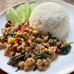 กระเพราหมูสับราดข้าว