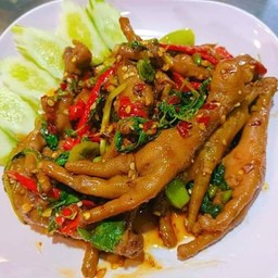 กะเพราตีนไก่ตุ๋นยาจีน