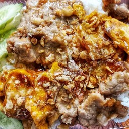 ข้าวหมูกระเทียมไข่ขยี้(ขายดี)