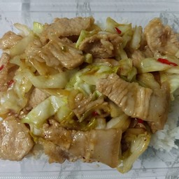 ข้าวราดผัดกะหล่ำหมูสามชั้น