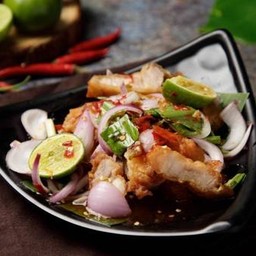 ยำหมูกรอบรสจัด