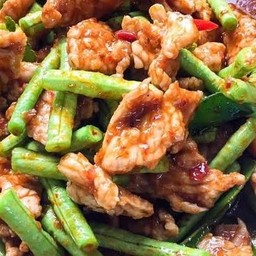 ผัดพริกเเกงถั่วฝักยาวหมูราดข้าว