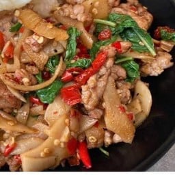 กะเพราหน่อไม้ดอง+หมูสับราดข้าว พิเศษ