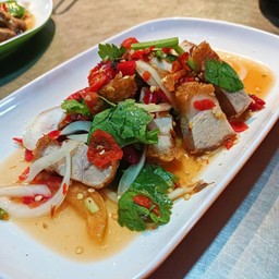 ยำหมูกรอบ