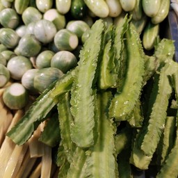 ผักสด (แตงกวา มะเขือ)