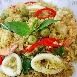 ข้าวผัดแกงเขียวหวานกุ้งปลาหมึก