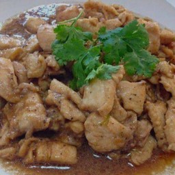 ข้าวไก่ชิ้นผัดกระเทียม