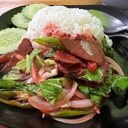 ผัดเนื้อแดงราดข้าว