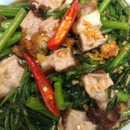 ผัดผักบุ้งหมูกรอบ