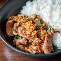 หมูชิ้นทอดกระเทียมราดข้าว