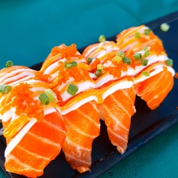 แซลมอนสด ราดซอสสไปร์ซซี่