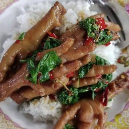 ผัดกระเพราตีนไก่ไข่ดาวราดข้าว