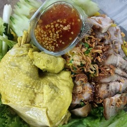 ข้าวหมกไก่ น่องนส.&หมูกรอบ น้ำจิ้ม