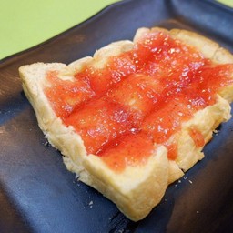 ขนมปังปิ้งแยมสตอเบอรี่ Toast with Strawberry Jam