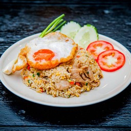 ข้าวผัดสันคอหมูหมักนุ่ม