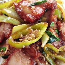 ผัดพริกหมูกรอบราดข้าว