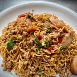 มาม่าผัดกะเพราหมูสับ