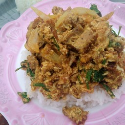 ผัดผงกะหรี่หมูกรอบ