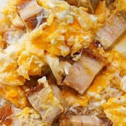 หมูกรอบผัดไข่ราดข้าว