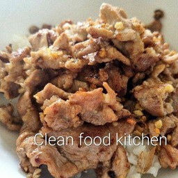 ข้าวหอม+สันคอหมูผัดกระเทียมพริกไทย