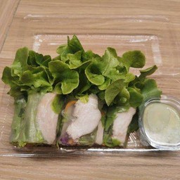 สลัดโรลไก่อบ