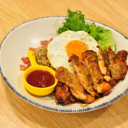 ข้าวผัดเบคอน + ไก่สไปซี่ + ไข่ดาว