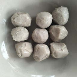 ก๋วยเตี๋ยวลูกชิ้นแชมป์ หน้าโรงแรมศรีเทพ