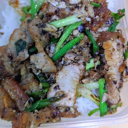 ผัดพริกไทยดำหมูกรอบ