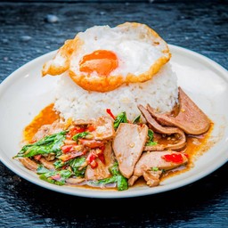 กะเพราตับหมูนุ่ม ราดข้าว