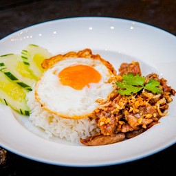 สันคอหมูหมักนุ่มกระเทียม ราดข้าว