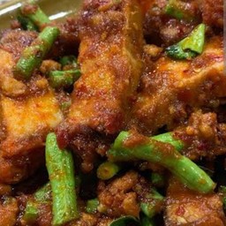 ผัดพริกแกงหมูกรอบราดข้าว