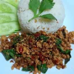 กะเพราหมูสับราดข้าว