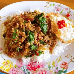 กระเพราวุ้นเส้นราดข้าวเลือกเนื้อสัตว์(หมู)หมึก)กุ้ง)ไก่)เนื้อ)+ไข่ดาวแฟด