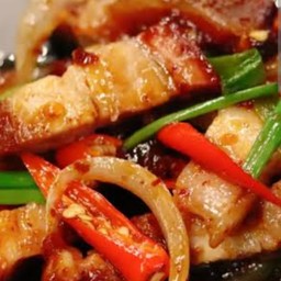 ผัดพริกเผาหมูกรอบราดข้าว