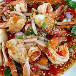 ยำปูม้ากุ้งสุก