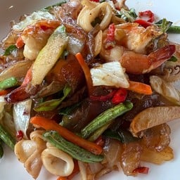 เส้นใหญ่ผัดขี้เมาทะเล