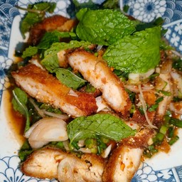 ลาบไก่กรอบ