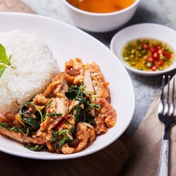 ข้าวกะเพราไก่ทอด