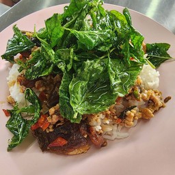 กระเพราไข่เยี่ยวม้า ราดข้าว