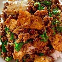 กระเพราหมูกรอบหมูสับราดข้าว