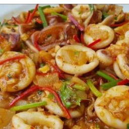 ข้าวราดกระเพราปลาหมีกไข่เค็ม(หรือไข่ต้ม)